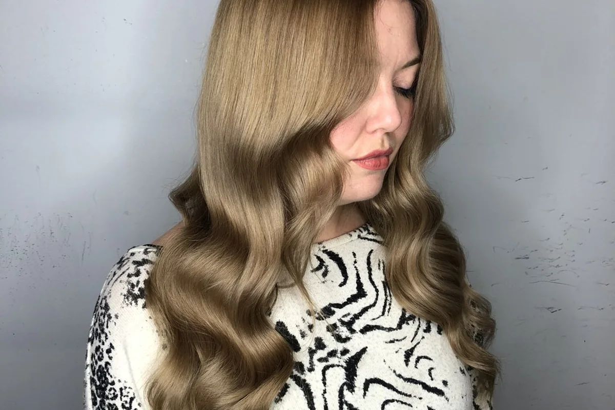 Soft brunette and blonde dimension in long waves